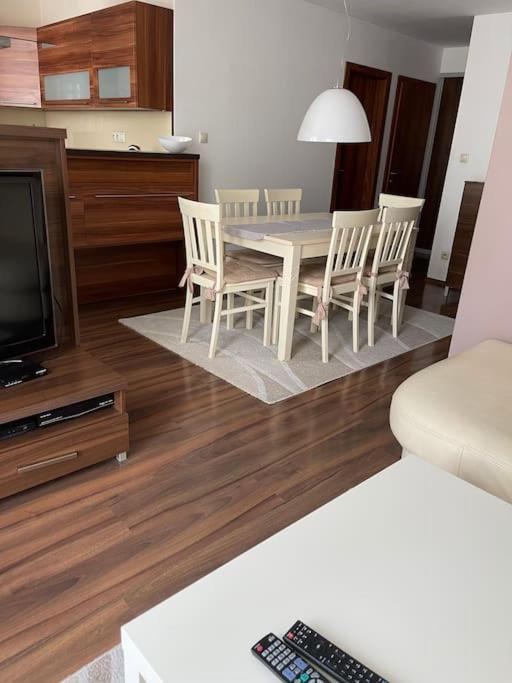 Priestranny 3 Izb. Apartman V Centre S Parkovanim. Banska Bystrica Exterior photo