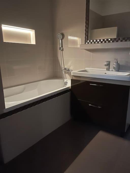 Priestranny 3 Izb. Apartman V Centre S Parkovanim. Banska Bystrica Exterior photo
